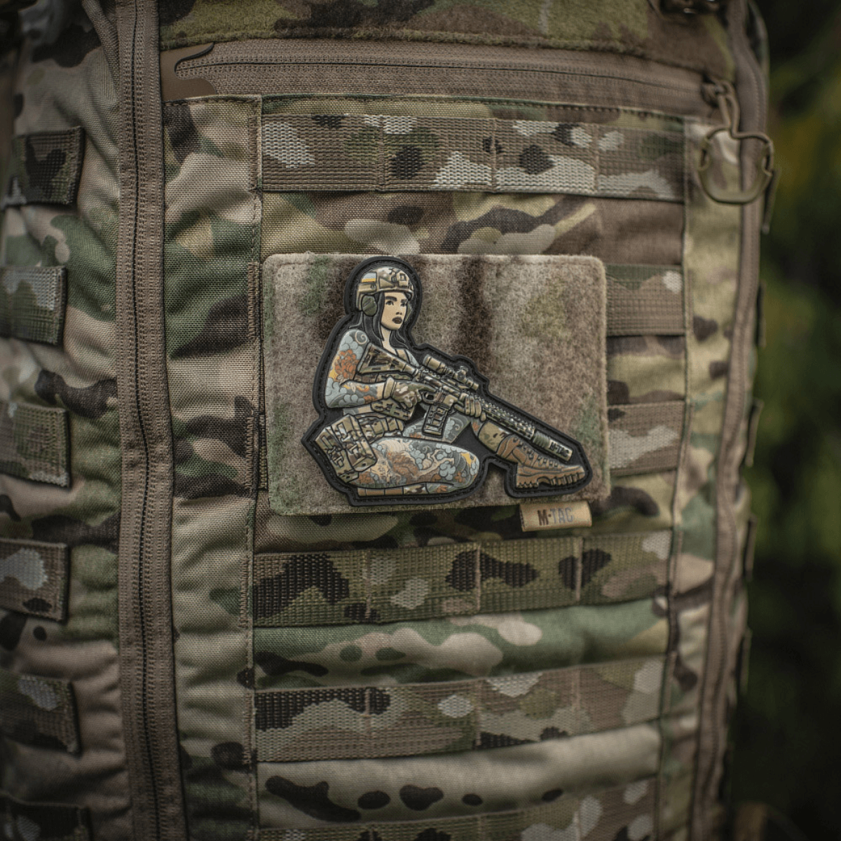 M-Tac paneeli patcheille MOLLE 120x85, kiinnitetty camo-reppuun patchien kanssa