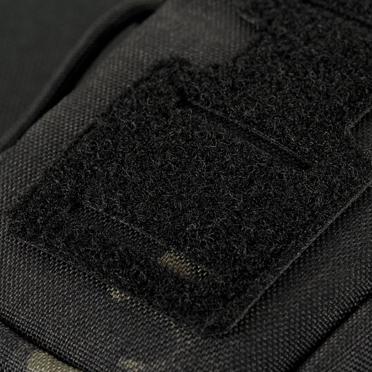 M-Tac Utility Shoulder Pouch Elite Gen.II Cordura 500D Multicam Black, Velcro-panel patchien ja ID:n kiinnitykseen.