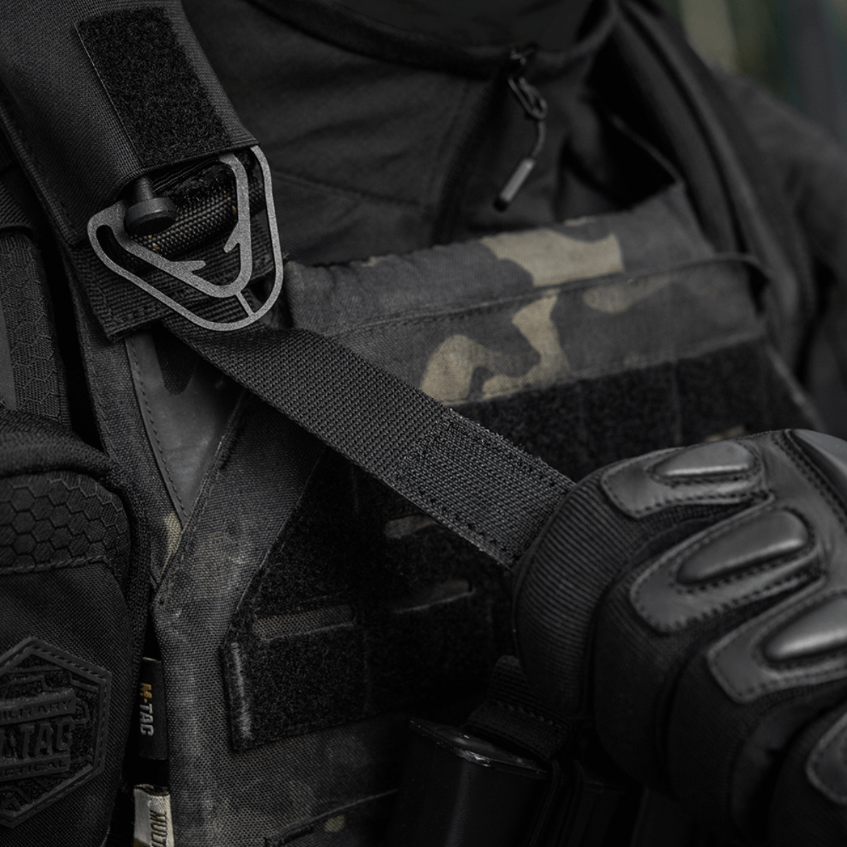 M-Tac Tourniquet Pouch Elastisk med MOLLE Gen.II käytössä taktisella liivillä.