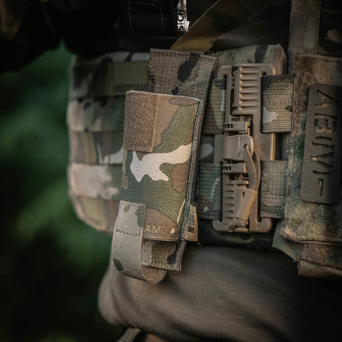 M-Tac Tourniquet Pouch Elastisk med MOLLE Gen.II kiinnitetty varusteeseen camouflage-designilla.