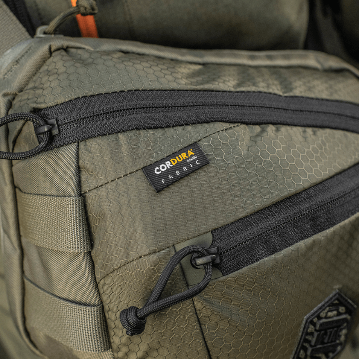 M-Tac Sphaera Hex Hardsling Gen.II Elite Cordura-materiaalissa, näyttää vetoketjusulun ja hex-kuvion yksityiskohtaisesti.