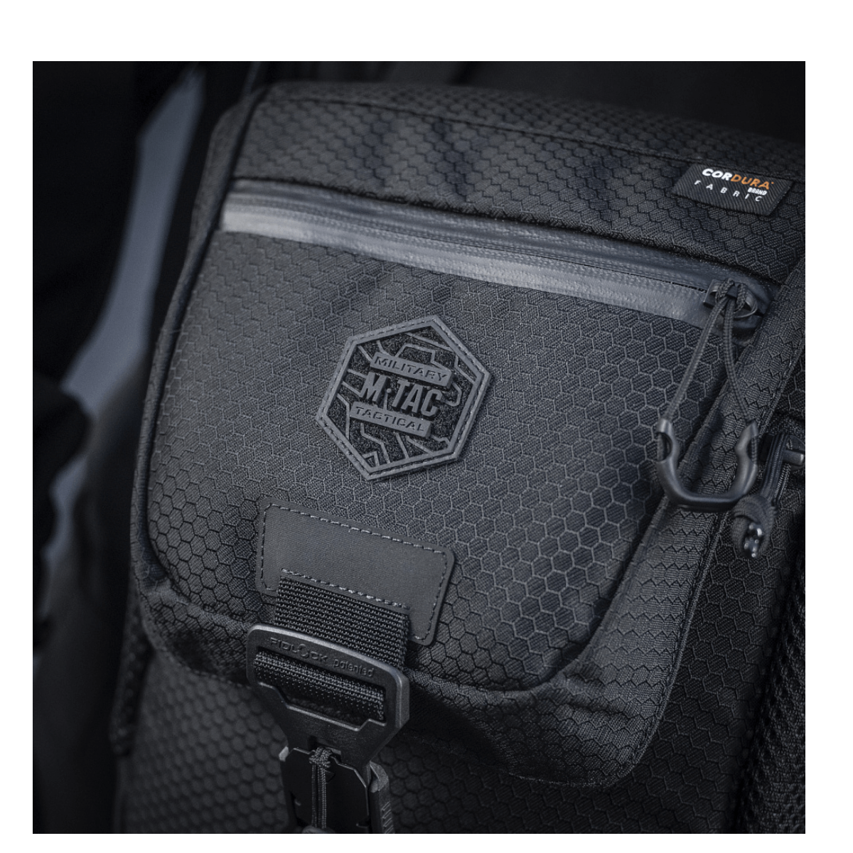 M-Tac Satellite Magnettaske Gen. II Elite Hex, musta Cordura Hex, NIJ-sertifiointi, painotus materiaalissa ja yksityiskohdissa, galleria-asento 1.