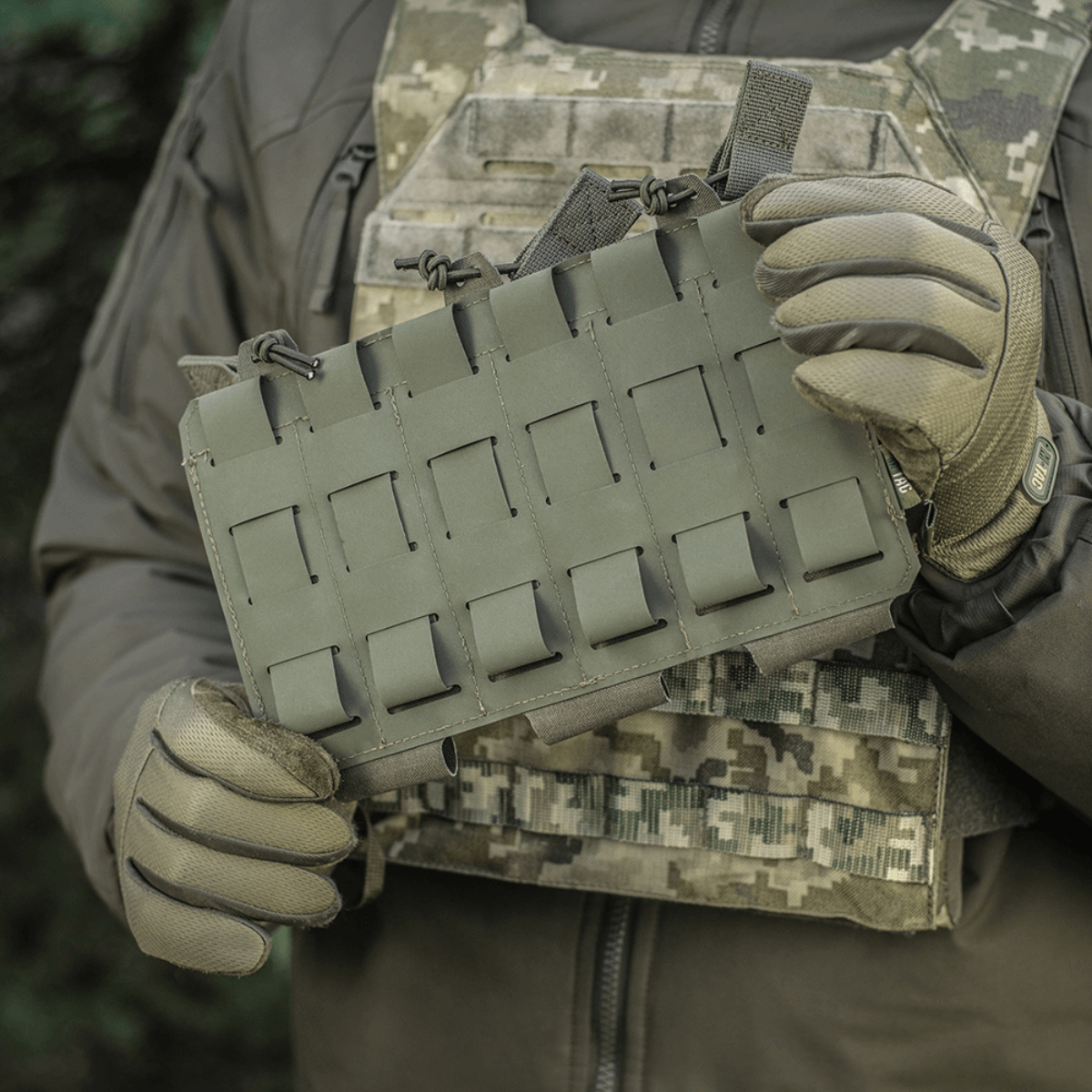 M‑Tac Elastinen Triple Magazine Pouch Elite käytössä, kiinnitetty taktiseen varustukseen MOLLElla, turvallinen säilytys ja nopea pääsy lippaisiin