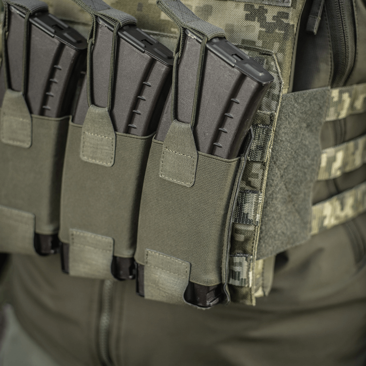 M-Tac Elastinen Triple Magazine Pouch Elite lippailla kiinnitettynä MOLLE-varusteisiin.