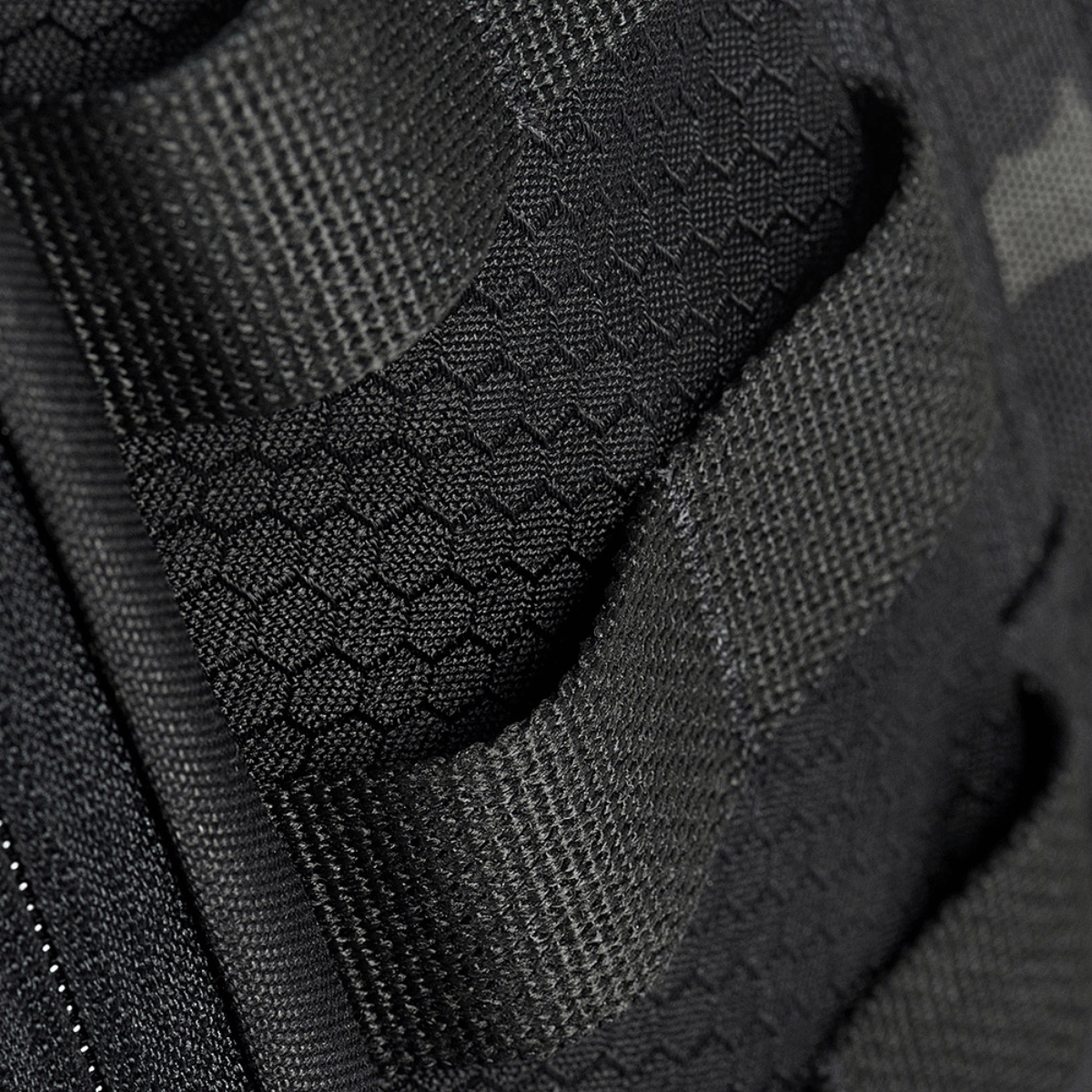 Lähikuva M‑Tac Cross Bag Elite Hexistä, Cordura 500 -materiaali hex-kuviolla ja MIL-SPEC-hihnoilla, sopii päivittäiseen ja taktiseen käyttöön.