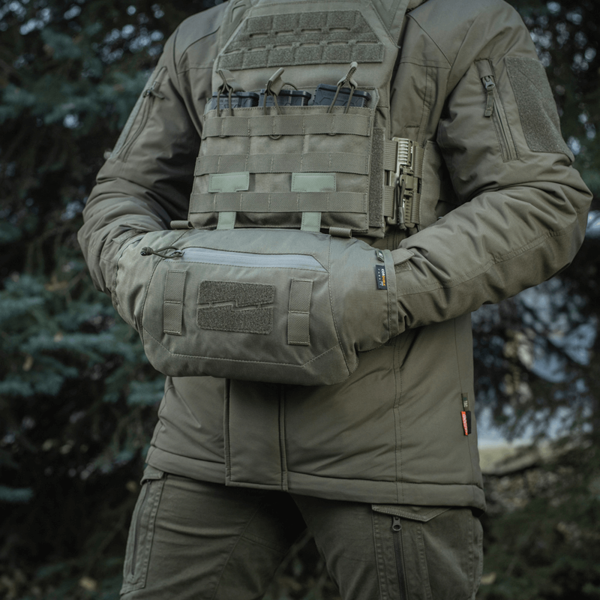 M-Tac Taktisk Håndvarmer Elite kiinnitettynä taktiseen takkiin, suunniteltu pitämään kädet lämpiminä Cordura 500D:llä ja G-Loft-eristyksellä