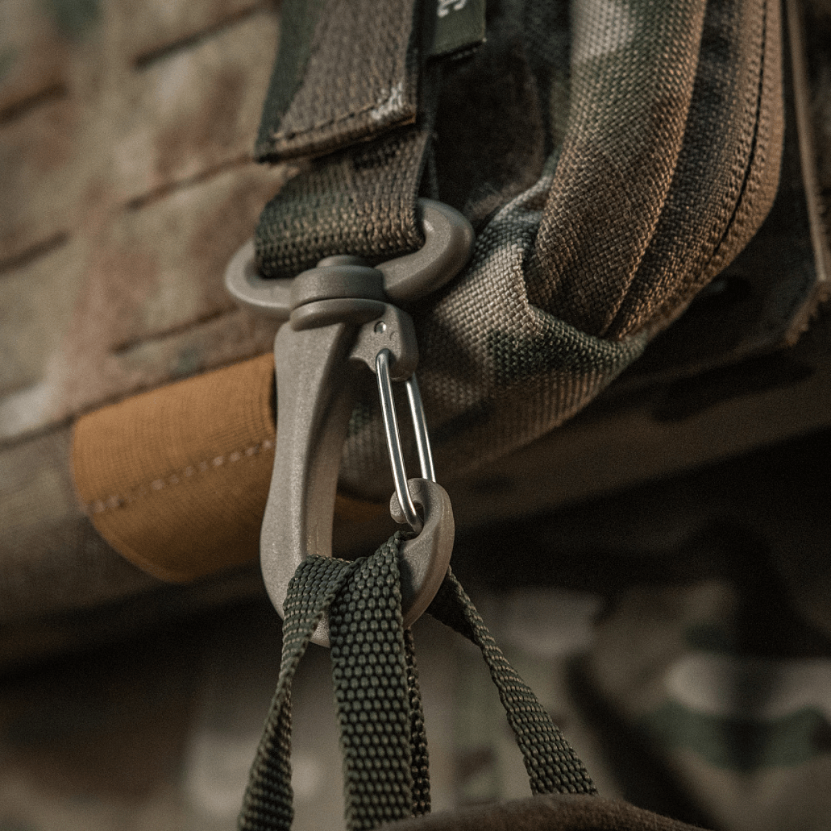 M-Tac karabiinihaka-lisävaruste varusteiden kiinnittämiseen MOLLE-järjestelmään.