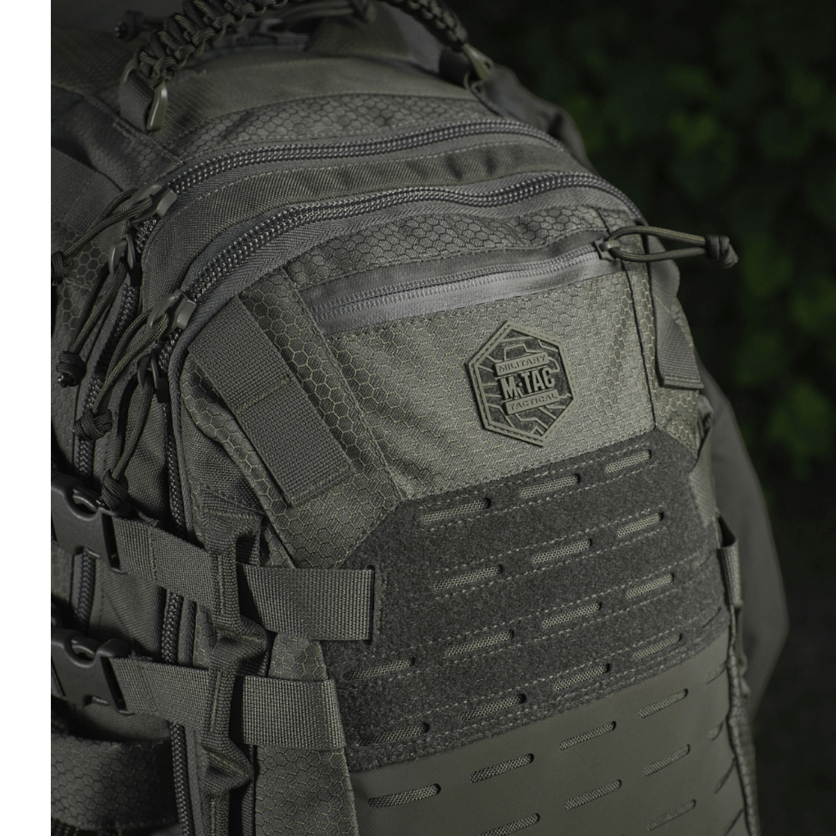 M-Tac Mission Rygsæk Elite Hex -reppu Cordura 1000D:llä, tyylikäs muotoilu ja MOLLE LASER CUT -järjestelmä lisätaskuja varten.