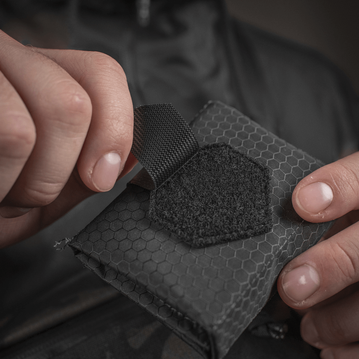 M-Tac City Med Pouch Hex, ohut muotoilu, kuusikulmio-kuvioitu ripstop-kangas, kompakti kannettava ensiapupakkaus, galleria-asento 1.