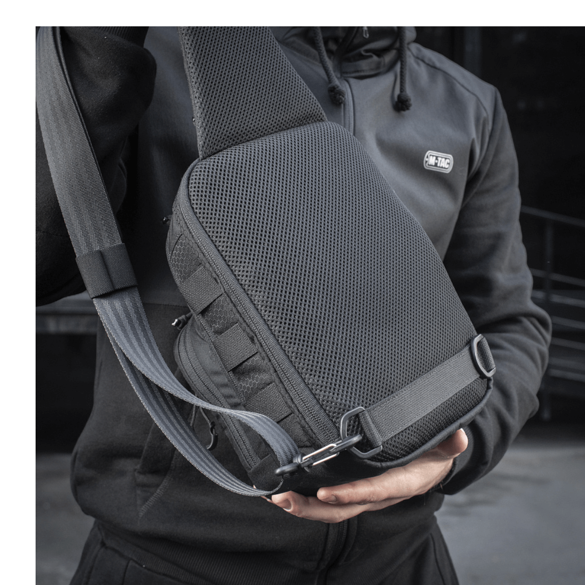 M-Tac Cross Taske Slim Elite Hex käytössä, näyttää tyylikkään muotoilun ja kestävät materiaalit.
