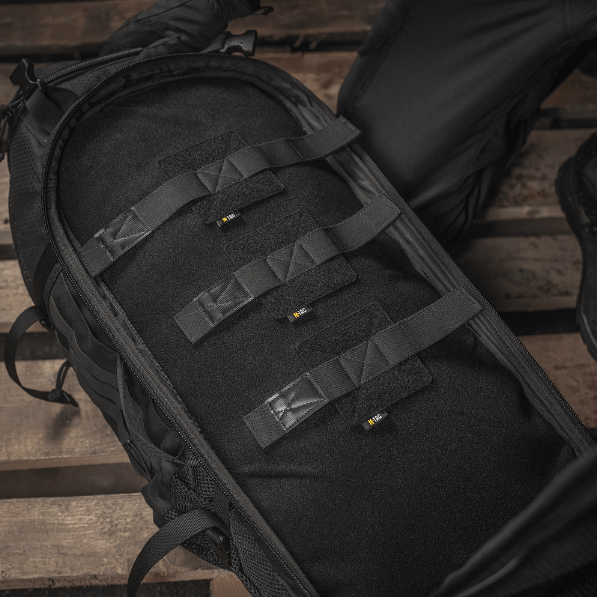 M-Tac insertit reppuun (3 kpl) repussa, suunniteltu aseen ja varusteiden säilytykseen Velcro-paneelilla.