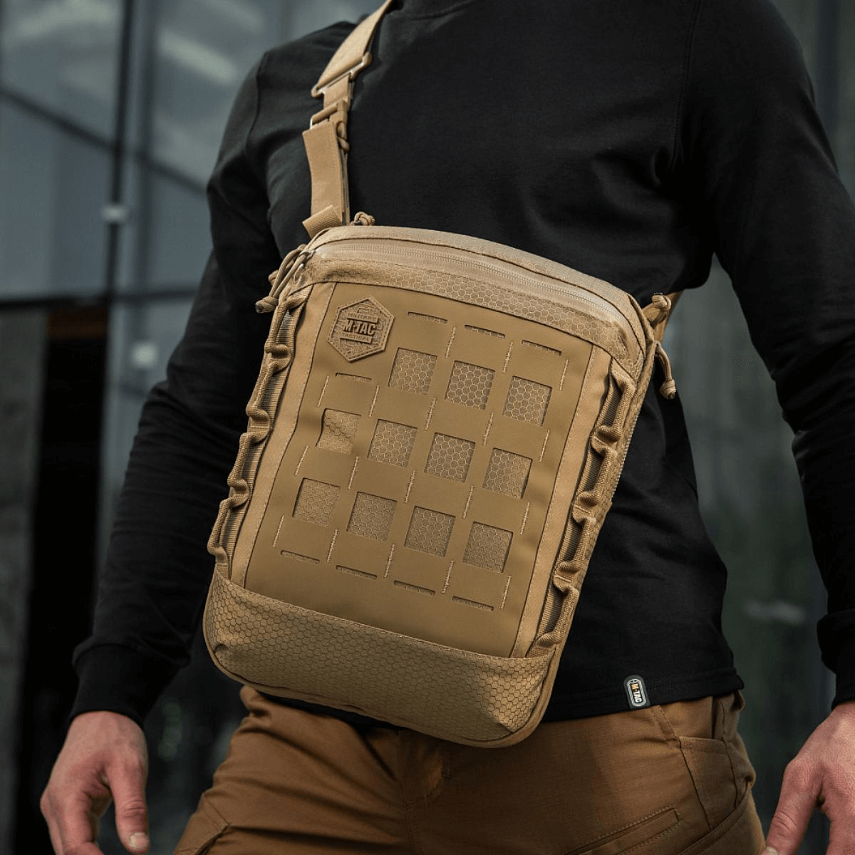 M-Tac Tablet Bag Laser Cut Hex käytössä Laser Cut MOLLE:lla, ihanteellinen EDC:hen, asiakirjoille ja piilotetuille aseille, valmistettu Cordura-materiaalista.