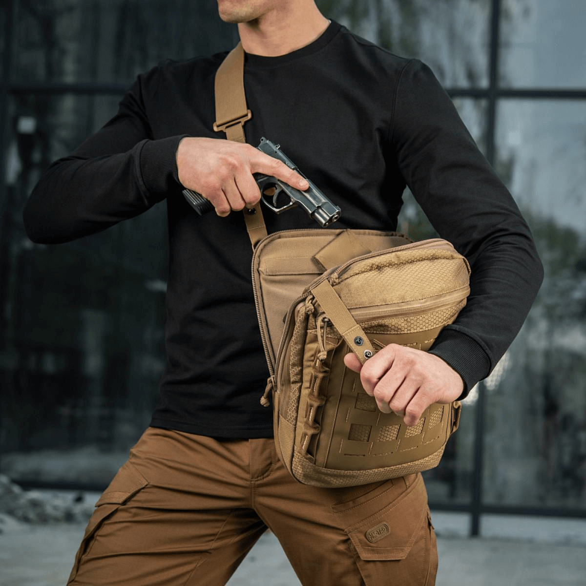 M-Tac Tablet Bag Laser Cut Hex piilotetulle aseen ja tabletille Cordura-materiaalilla ja Laser Cut MOLLE:lla, näytetty käytössä nopeaan pääsyyn.