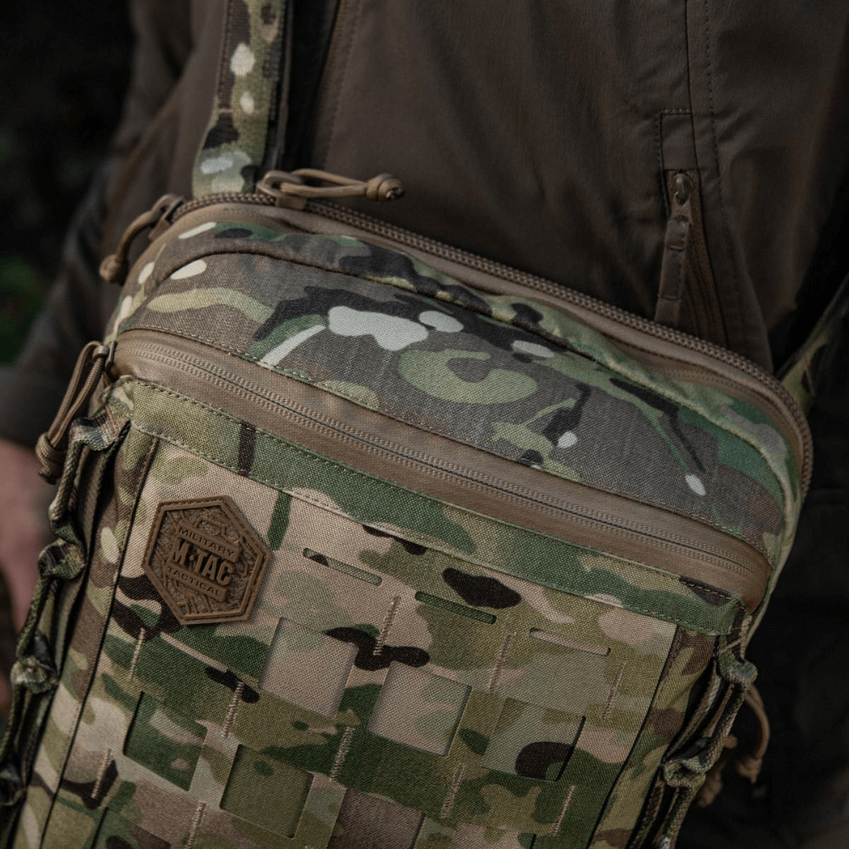 M-Tac Tablet Bag Laser Cut Hex camokuvio, Cordura ja Laser Cut MOLLE -paneeli lisävarusteille, sopii EDC:hen ja piilotettuun kantoon.