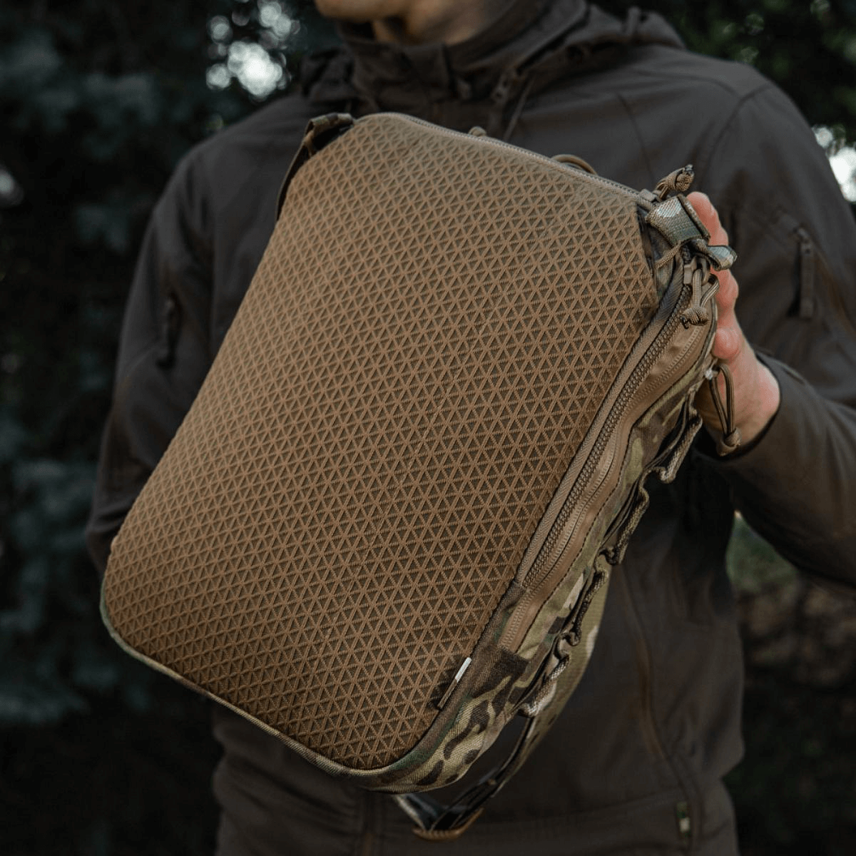 M-Tac Tablet Bag Laser Cut Hex Cordura-materiaalista ja Laser Cut MOLLE -järjestelmällä, ideaalinen EDC:hen ja piilotettuun kantoon, ulkona esitettynä.