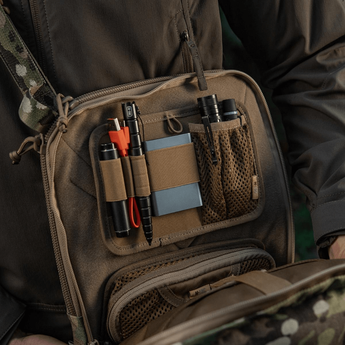 M-Tac Tablet Bag Laser Cut Hex nopeaan pääsyyn EDC:lle ja asiakirjoille, valmistettu Cordurasta Laser Cut MOLLE -etupaneelilla.
