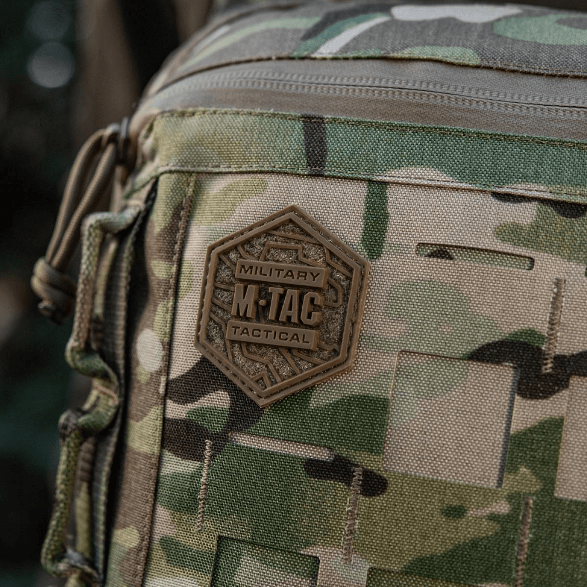 M-Tac Tablet Bag Laser Cut Hex Cordura, Laser Cut MOLLE, sisältää YKK- ja Woojin-komponentit.