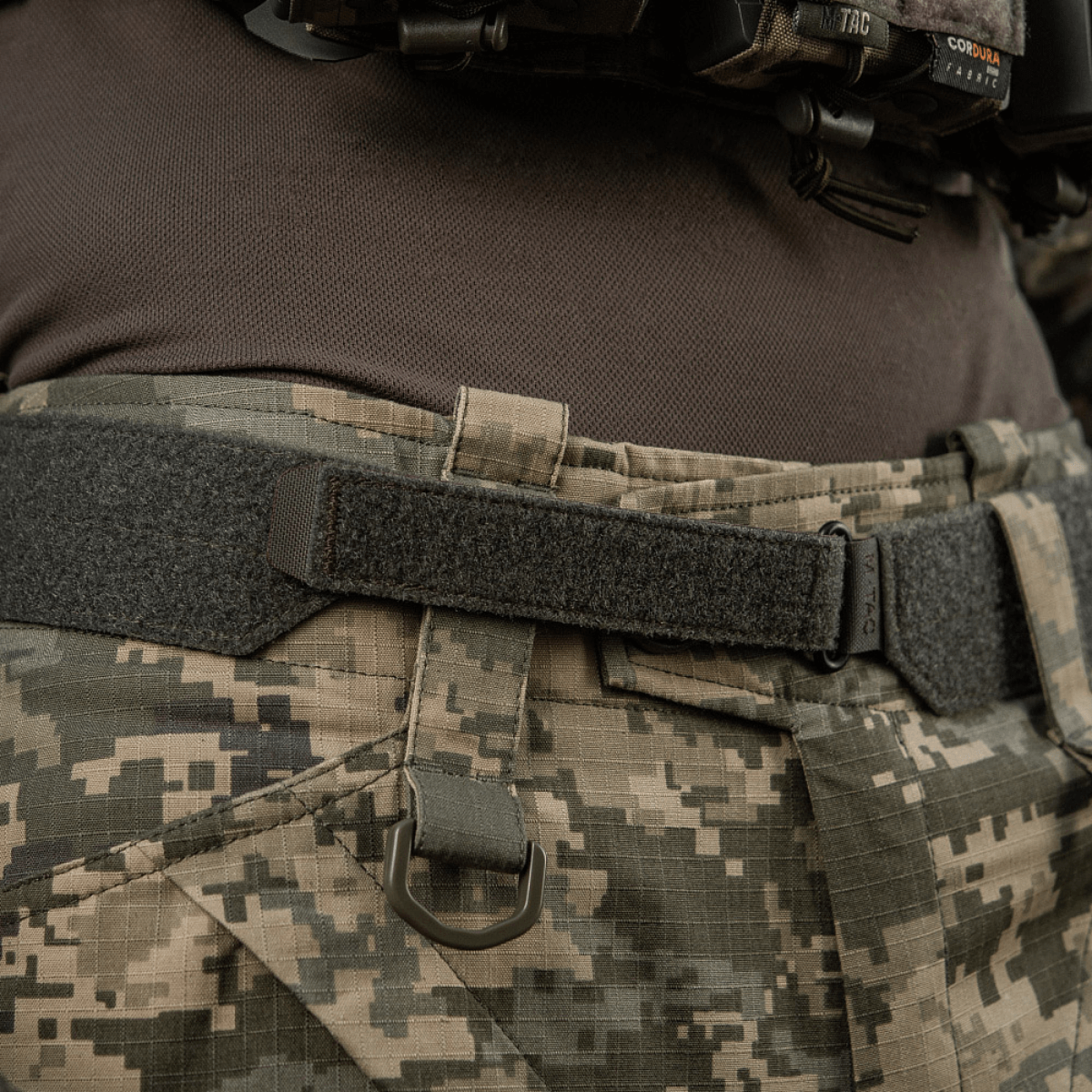 M‑Tac Internal Tiger -vyö sotilaspuvussa, suunniteltu taktiseen käyttöön, Cordura 500D, velcro-kiinnitys ja ovaali metallikehys.