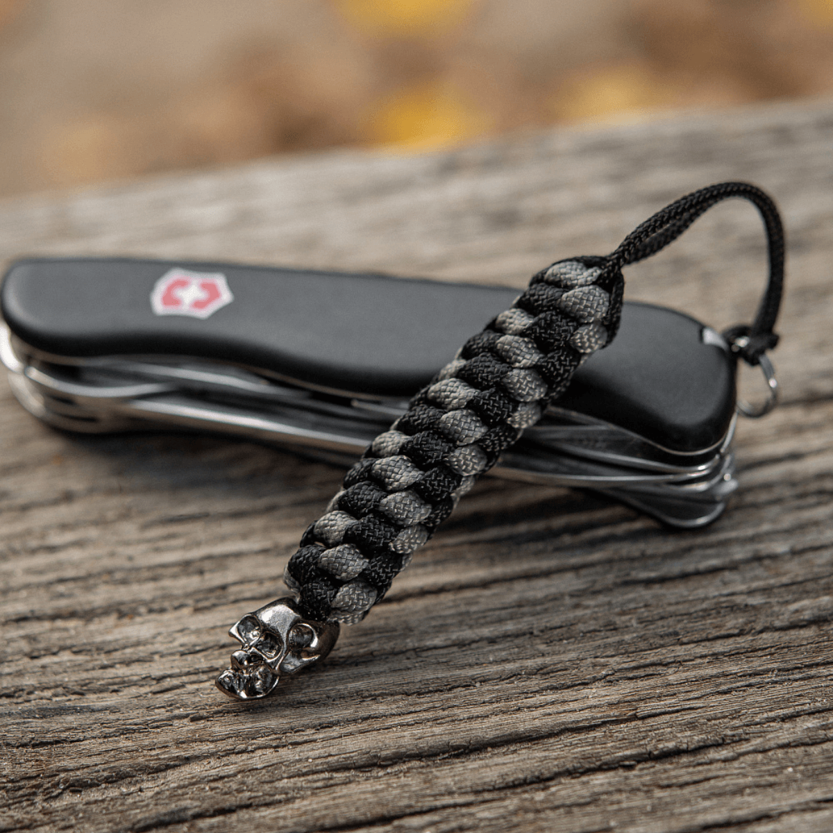 M-Tac Knife Lanyard Helix Skull punottua paracordia, lisää tyyliä taskuveitsen kahvaan ja toimii joustavana jatkeena.
