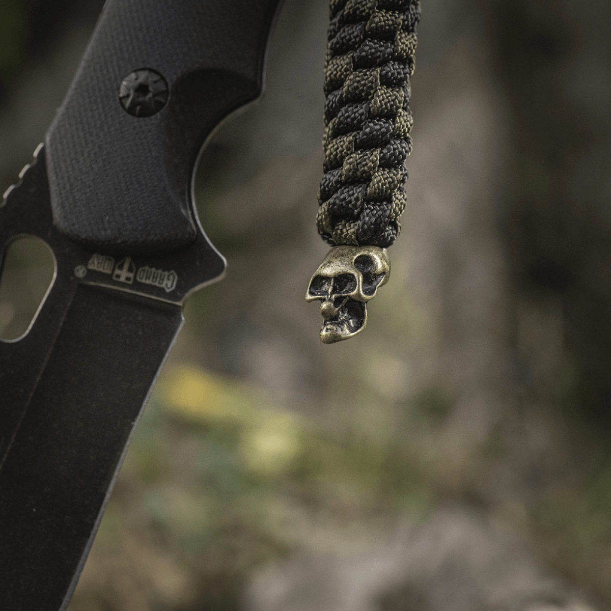 M-Tac Knife Lanyard Helix Skull punottu paracord, koristeltu kallolla, lisää tyyliä ja toimivuutta taskuveitseesi.