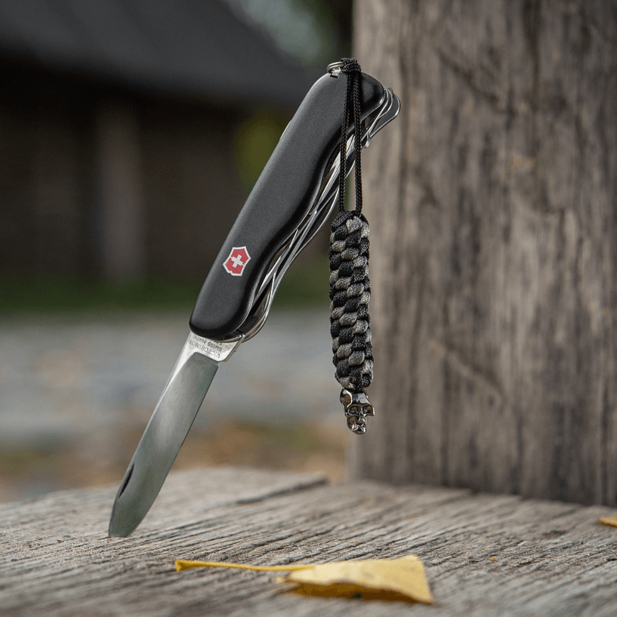 M-Tac Knife Lanyard Helix Skull taskuveitsille punotulla paracordilla ja tyylikkäällä designilla, nopeaan vetoon ja lisätyyliin.
