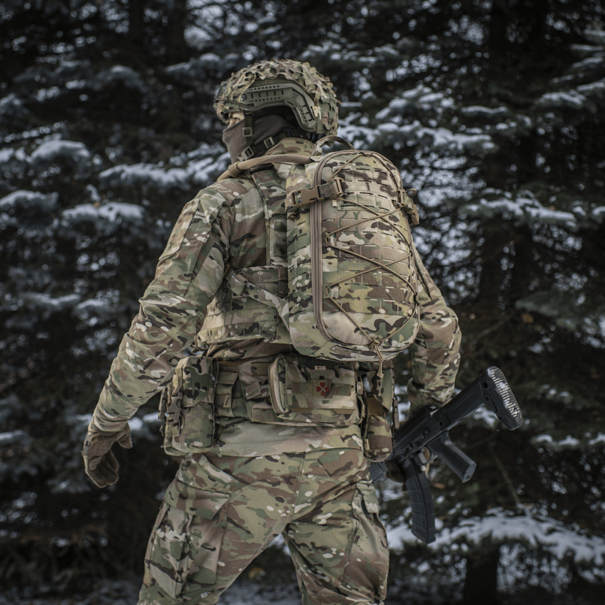 M-Tac reppu Sturm Elite Gen.II sotilas maastopuvussa metsässä talvella.