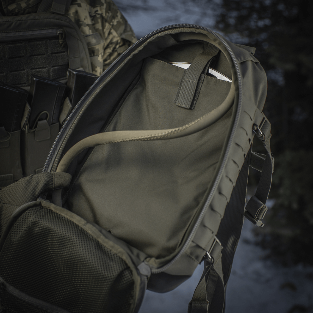 M-Tac Sturm Elite Gen.II näyttää laukku-tyyppisen päätilan ja juomajärjestelmän, ihanteellinen kenttäretkille MOLLE-järjestelmällä lisävarusteille.