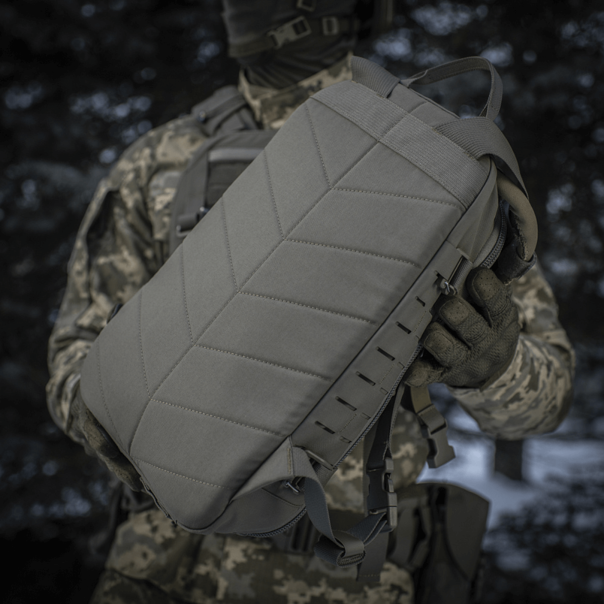 Taktinen M-Tac Sturm Elite Gen.II -reppu henkilön pitämänä maastovarusteissa.