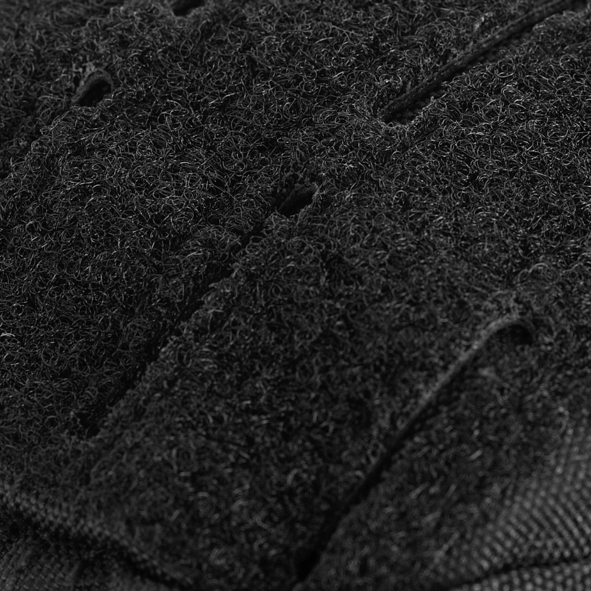 Yksityiskohta M-Tac Assault Pack Laser Cutin MOLLE-järjestelmästä kestävässä polyesterissä.