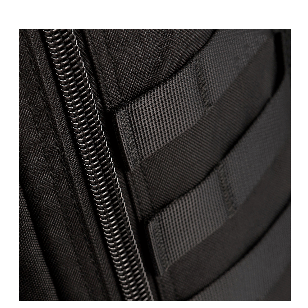 Yksityiskohta M-Tac Large Assault Pack -repusta: vetoketju ja MOLLE-järjestelmä, musta kangas