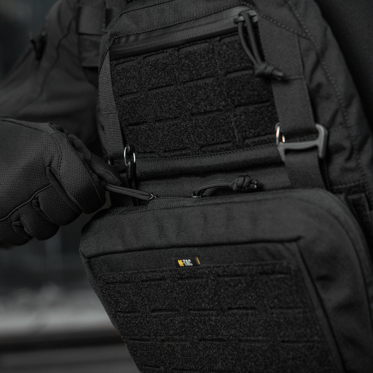 Taktinen M-Tac Admin Pouch Large Elite Cordura 500D:stä tarrapaneelilla, sopii varusteiden säilytykseen retkillä.
