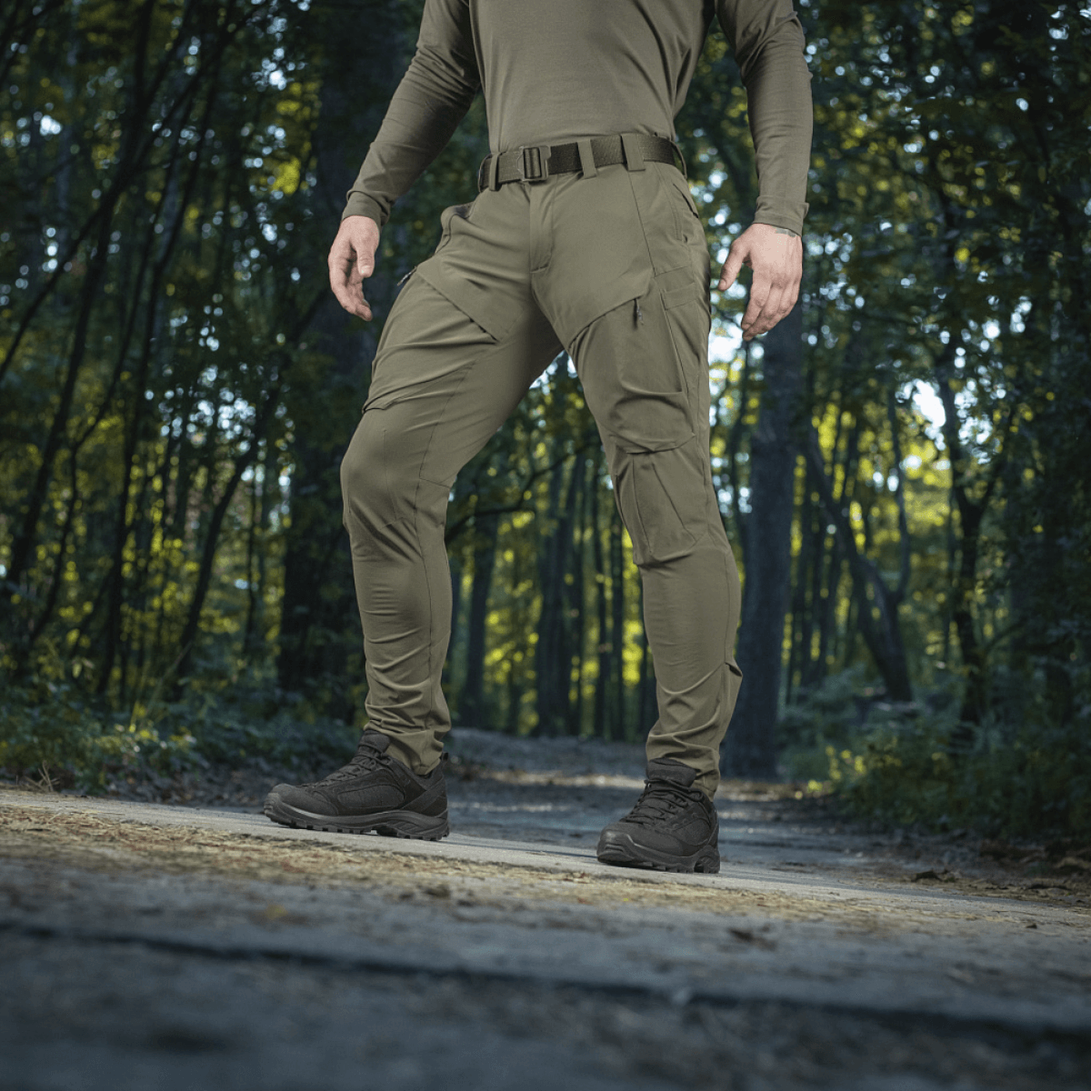 M-Tac Rubicon Flex -housut metsässä, sopivat treeniin ja vapaa-aikaan, hengittävä 4-Way Stretch -materiaali.