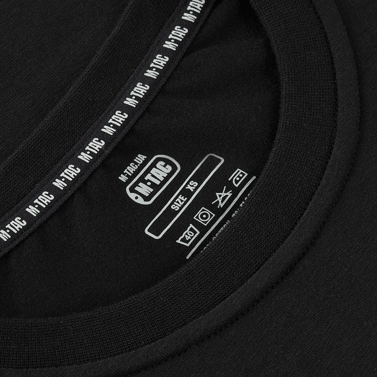 Lähikuva etiketistä M-Tac T-shirt 93/7 Summer, näyttää brändilogon ja koon.