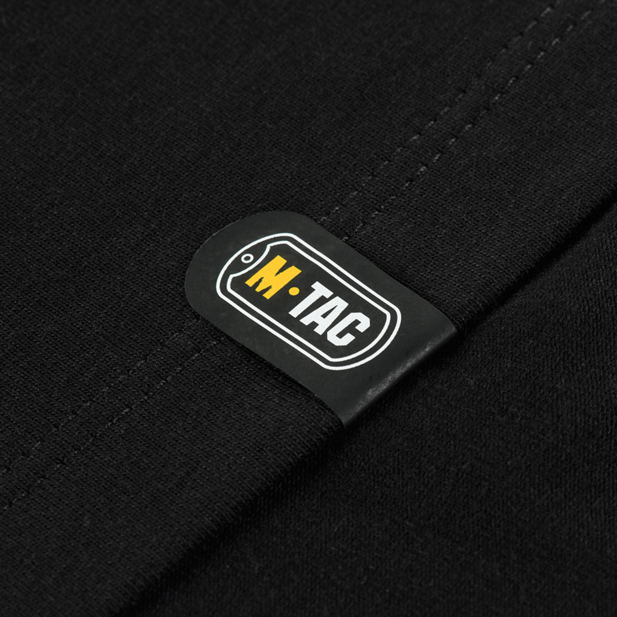 Lähikuva M-Tac T-shirt 93/7 Summer -paidasta merkkilogolla.