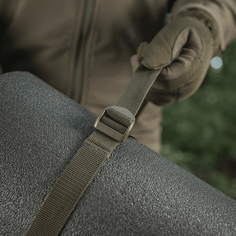 M-Tac puristusremmi kiinnitettynä reppuun, nylon-utility-vyö lisävarusteille, kestävä ja tukeva muotoilu vaelluksiin ja sotilaskäyttöön.