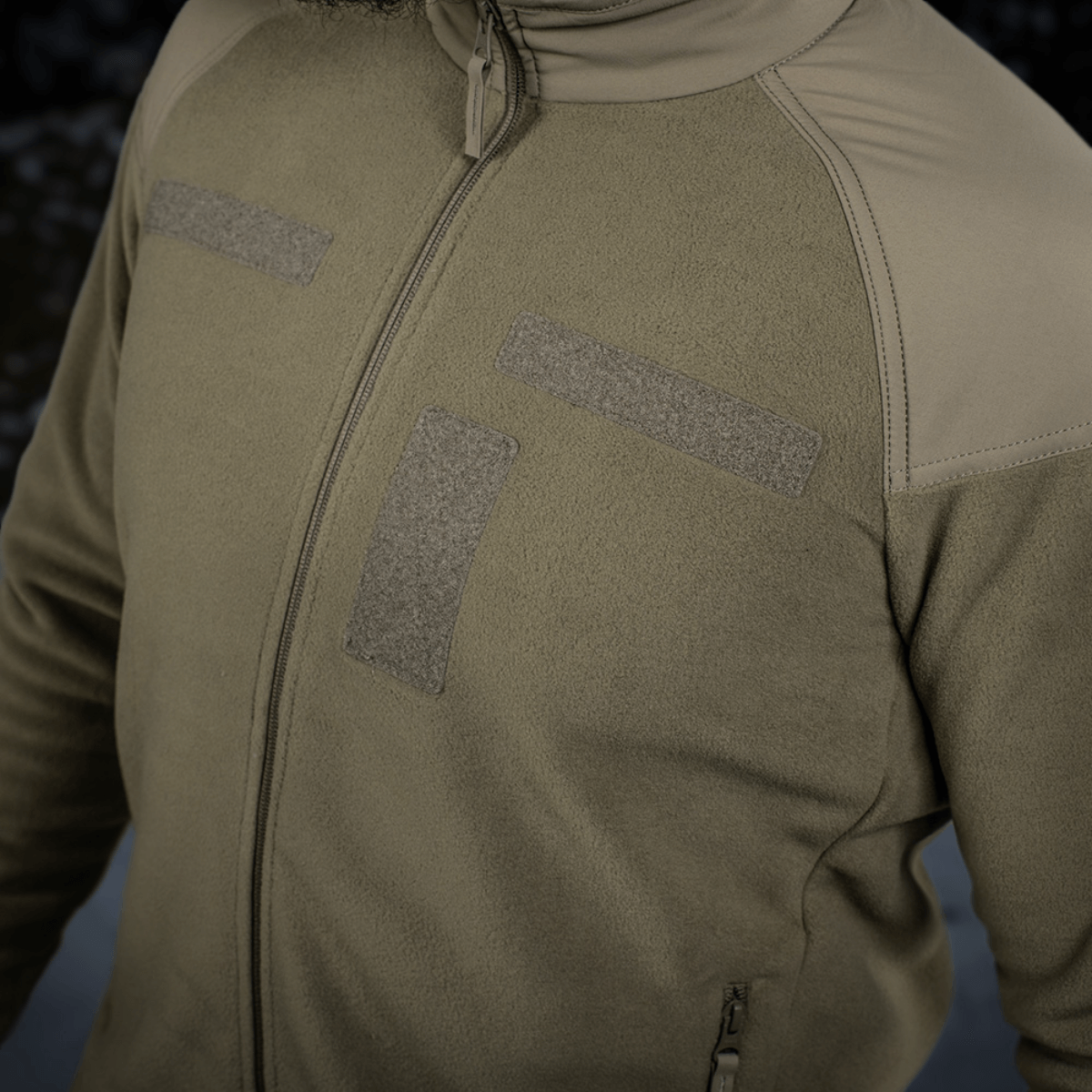 M-Tac Combat Fleece Polartec -takki oliivinvihreänä, Velcro-paneelit ja YKK-vetoketjut taktiseen ja arkikäyttöön, lähikuvassa.
