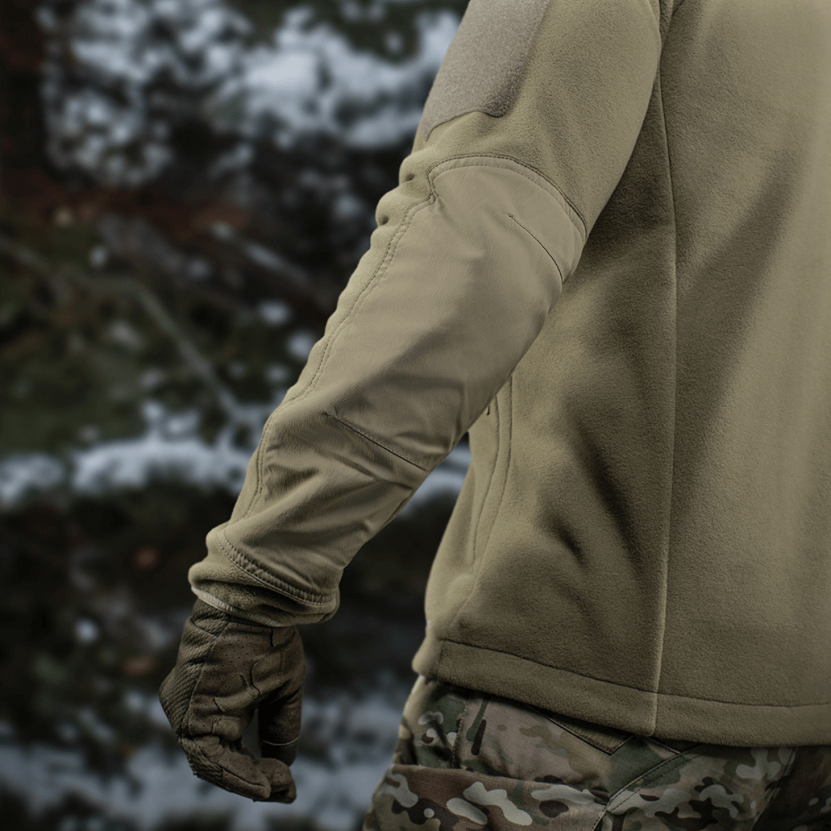 M-Tac Combat Fleece Polartec -takki beigessä, sopii taktiseen käyttöön tuulta- ja joustavilla kangaspaneeleilla ja säätöä varten Velcro-paneeleilla.