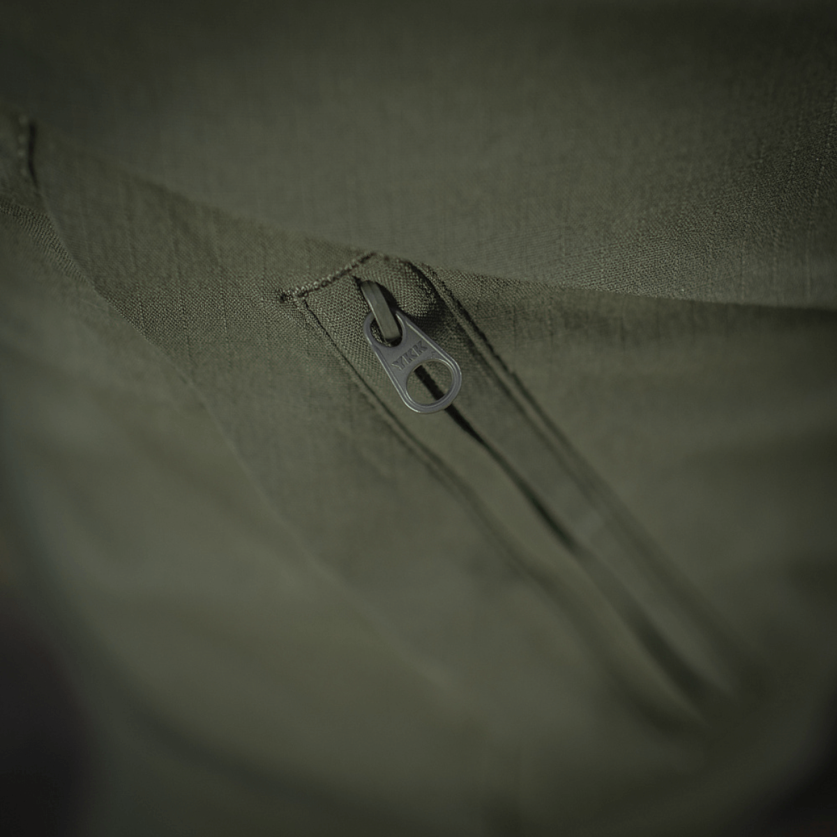 Lähikuva YKK-sulkimesta M-Tac Aggressor Summer Flex -housuissa Rip-Stop-nylonista