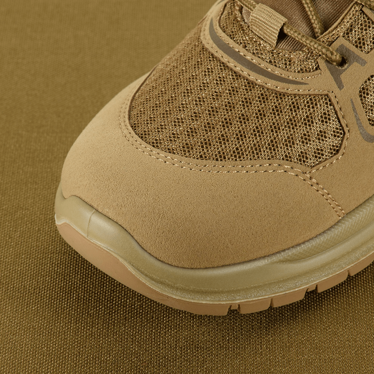 Lähikuva M-Tac Tactical Sneakers IVA:sta hengittävällä mesh-päällisellä ja synteettisellä nubuckilla, vahvistettu kärki, sopii kesäkäyttöön ja ulkoiluun.