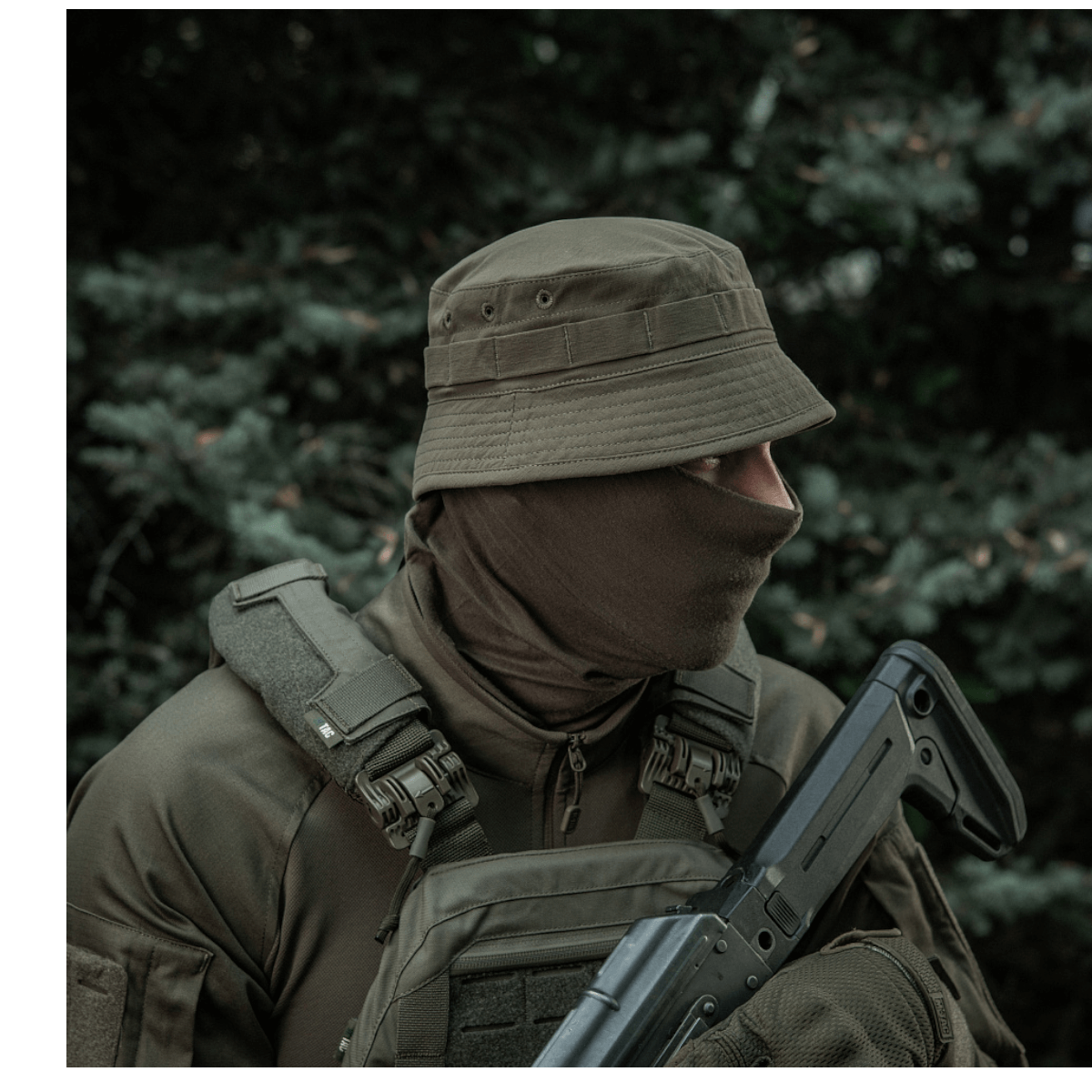 M-Tac Panamahat Gen. II Summer Flex kevyt nylon/elastaani, NIJ-sertifiointi, näytetty henkilöllä taktisten varusteiden kanssa, galleria-asento 1.