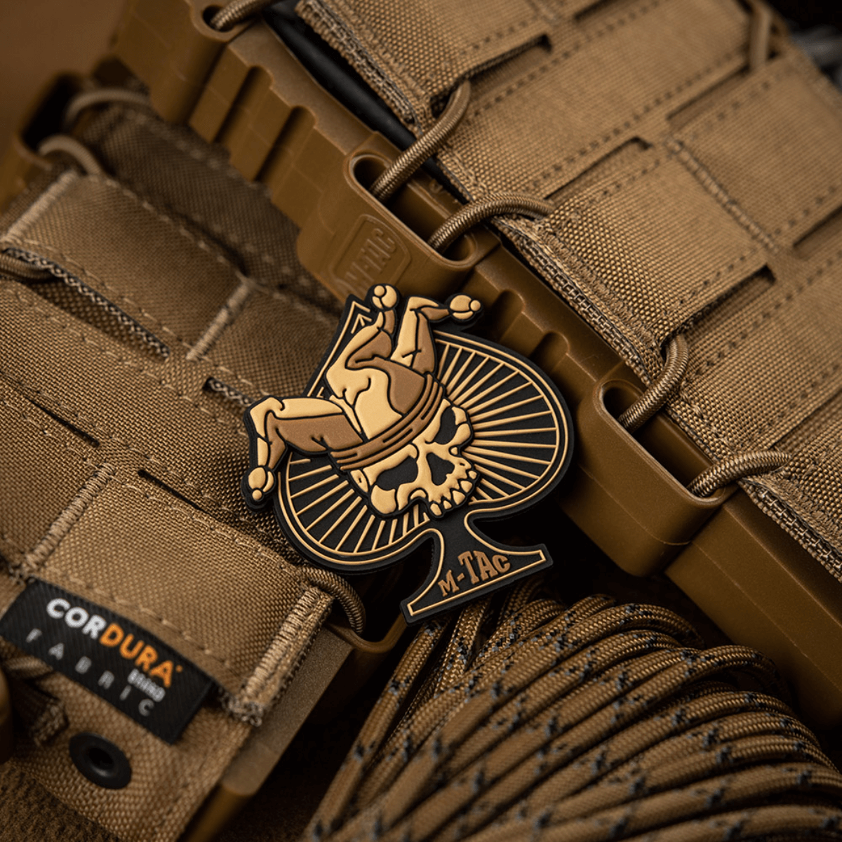 M-Tac Ace of Spades 3D PVC Patch kiinnitetty taktiseen laukkuun Velcro-kiinnityksellä. Koko 50x60 mm, tukeva sotilaallinen muotoilu, sopii ulkoilmakäyttöön.