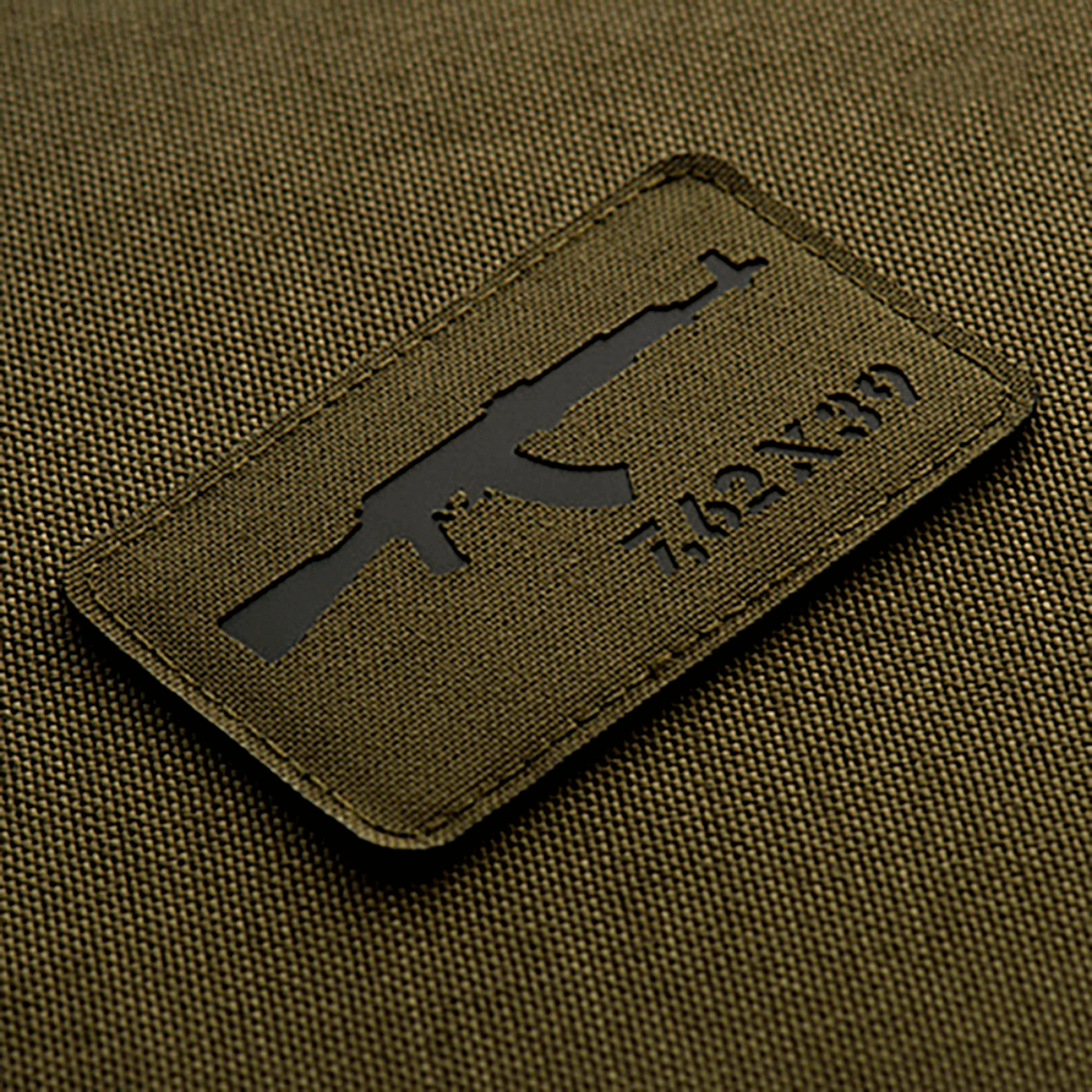 M-Tac AKM 7,62x39 Laser Cut Patch, Velcro-kiinnitys, Cordura-materiaali, taktinen muotoilu, sopii sotilaalliselle ja ulkoilmakäytölle.