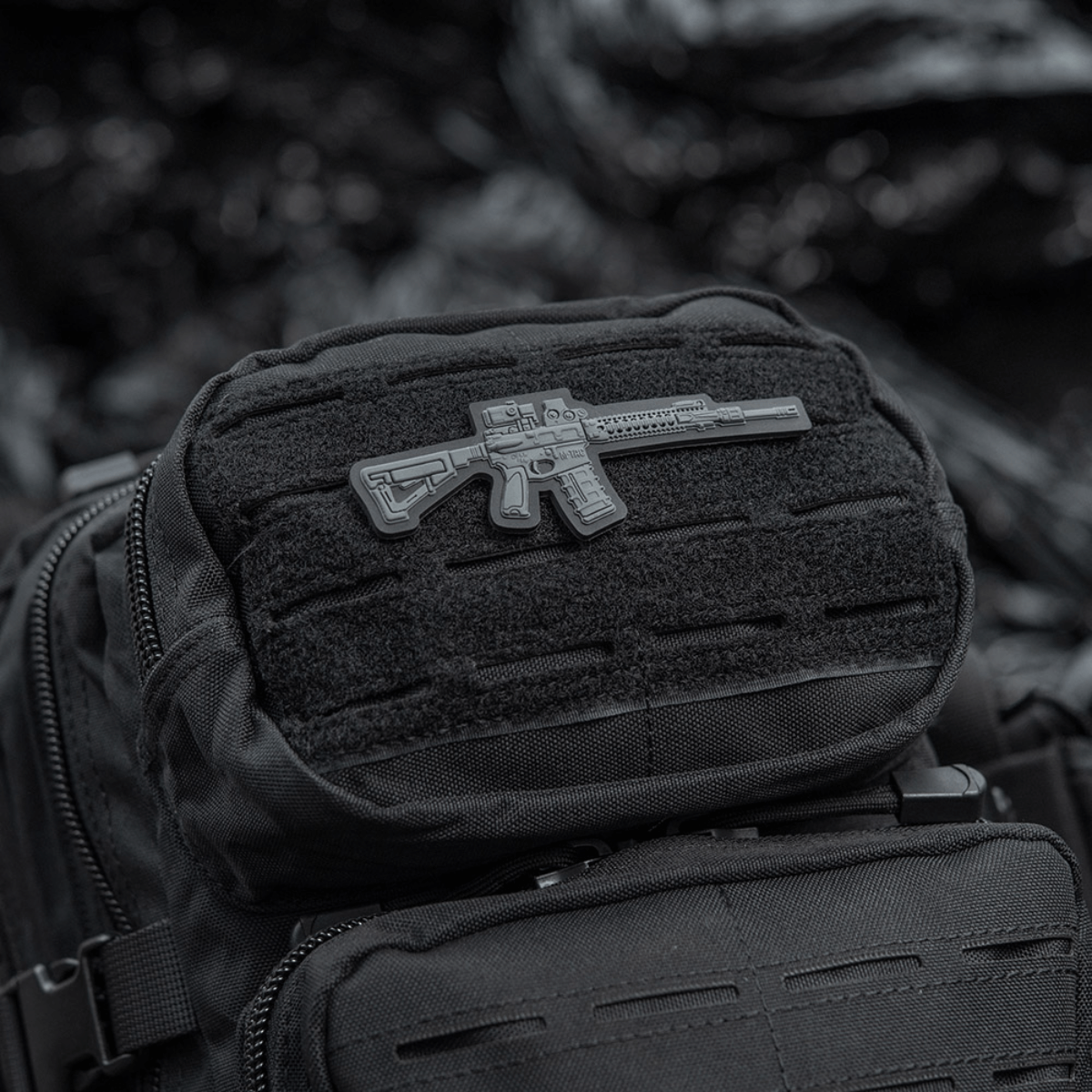 M-Tac AR-15 3D PVC-patch repussa, taktinen moraalitarra AR-15-harrastajille Velcro-kiinnityksellä, kestävä ulkoiluun.
