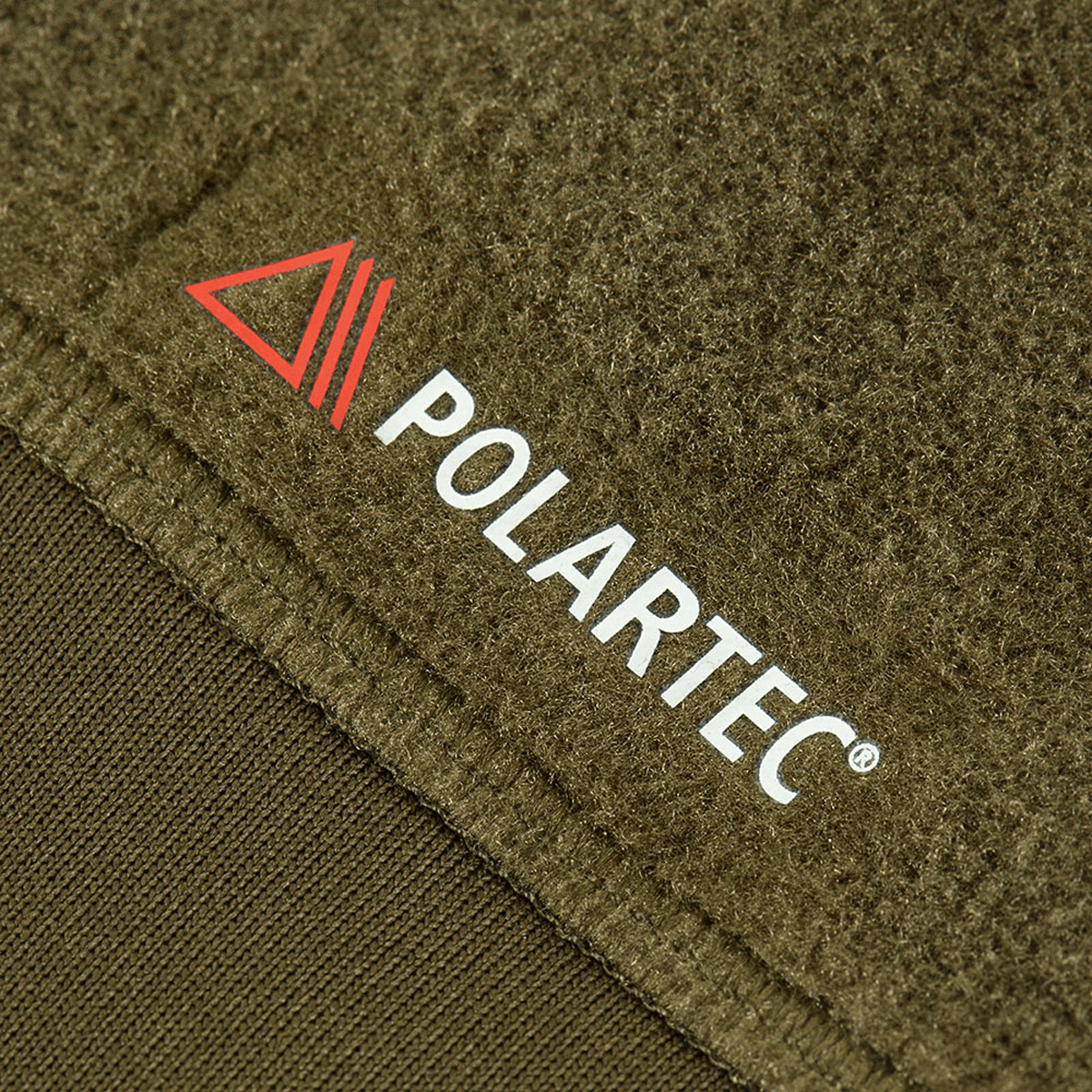 Lähikuva M-Tac Polartec Sport Fleecejakkesta Polartec-logolla, valmistettu premium Polartec® 200 Series -fleecestä mukavuutta ja eristystä varten