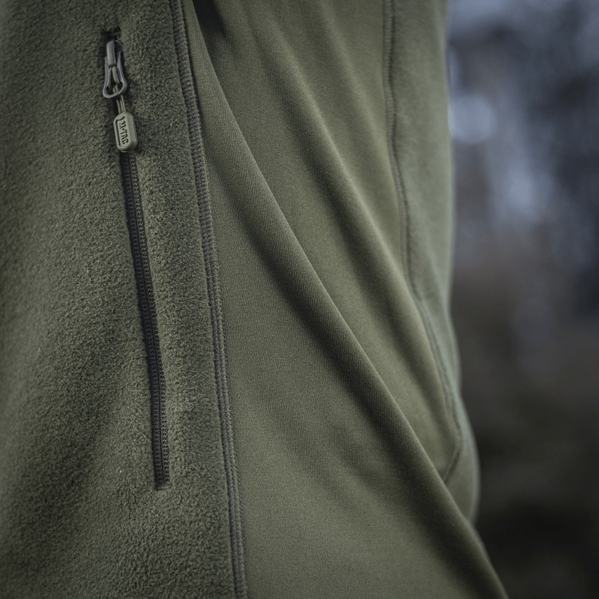 M-Tac Polartec Sport -fleecetakki vihreänä vetoketjudetaljilla, sopii vaihtokauteen ja viileään säähän.