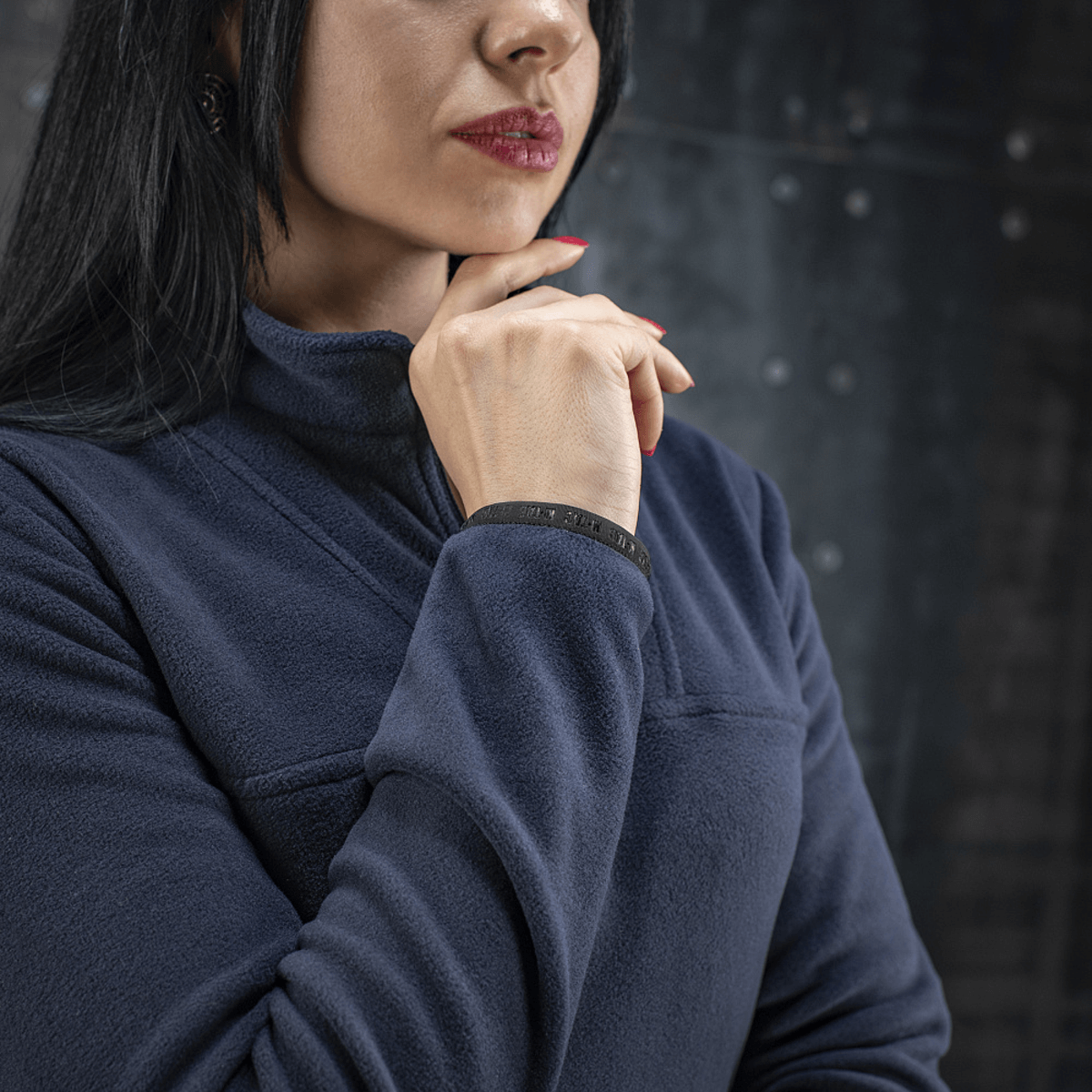 Naismalli pukeutuneena M-Tac Delta Polartec -naisten fleece-takkiin sinisenä, suunniteltu mukavuuteen ja lämpöön Polartec® Micro Series -fleecestä.