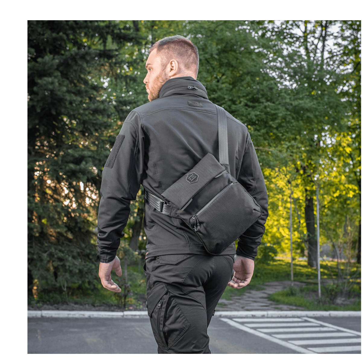 Mies käyttää M-Tac Konvert Taske Eliteä metsäympäristössä.