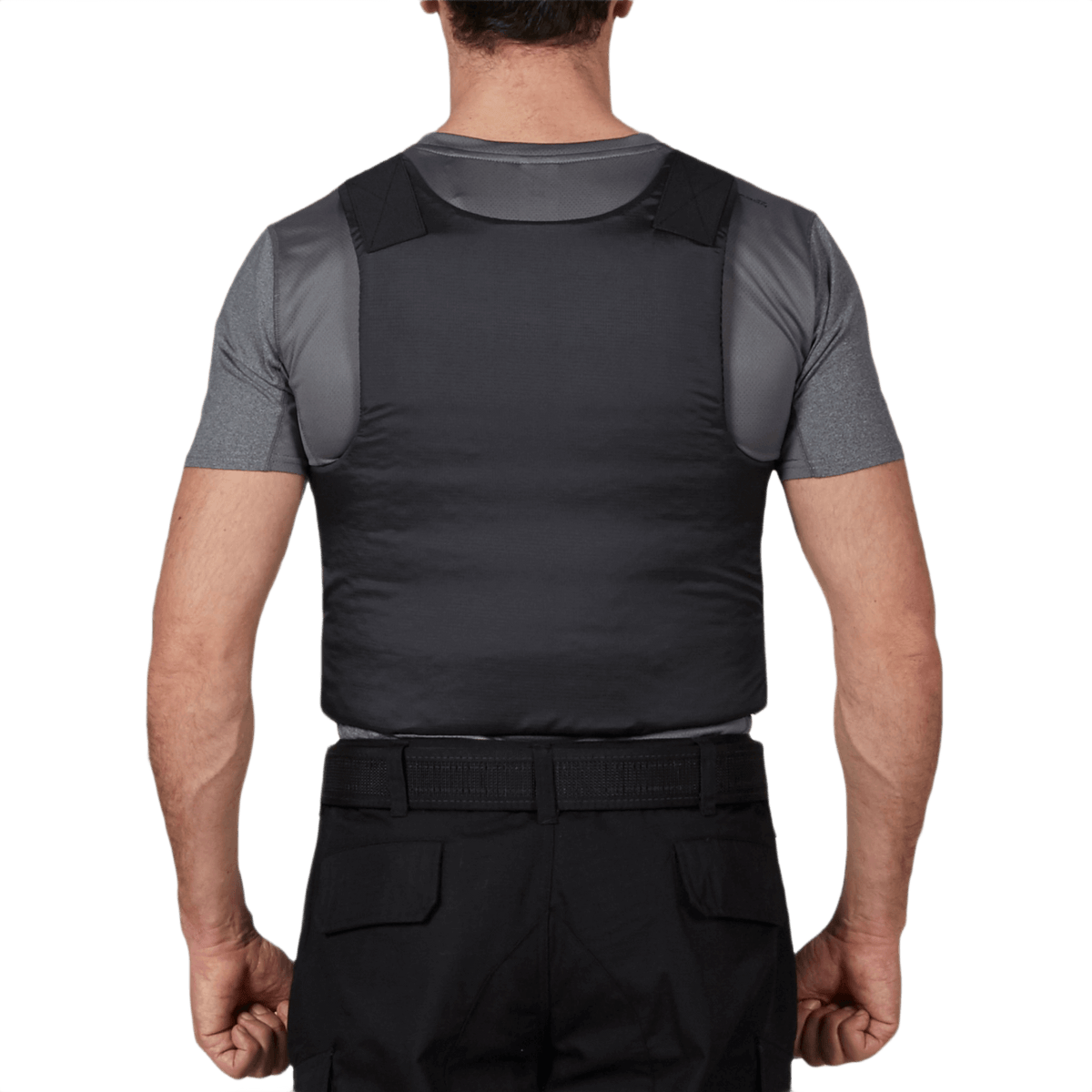 Mies pukeutuneena Anorak Rhodium® Concealable II -liiviin maksimaalista suojaa ja huomaamattomuutta vaatteiden alla