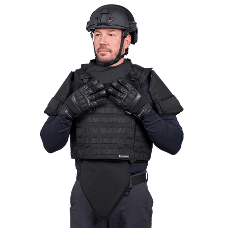 EA Combat luoti- ja pistosuojaliivi musta, NIJ Level IIIA -standardi, modulaarinen muotoilu ja ballistinen suoja, galleria-asento 1 mallilla.