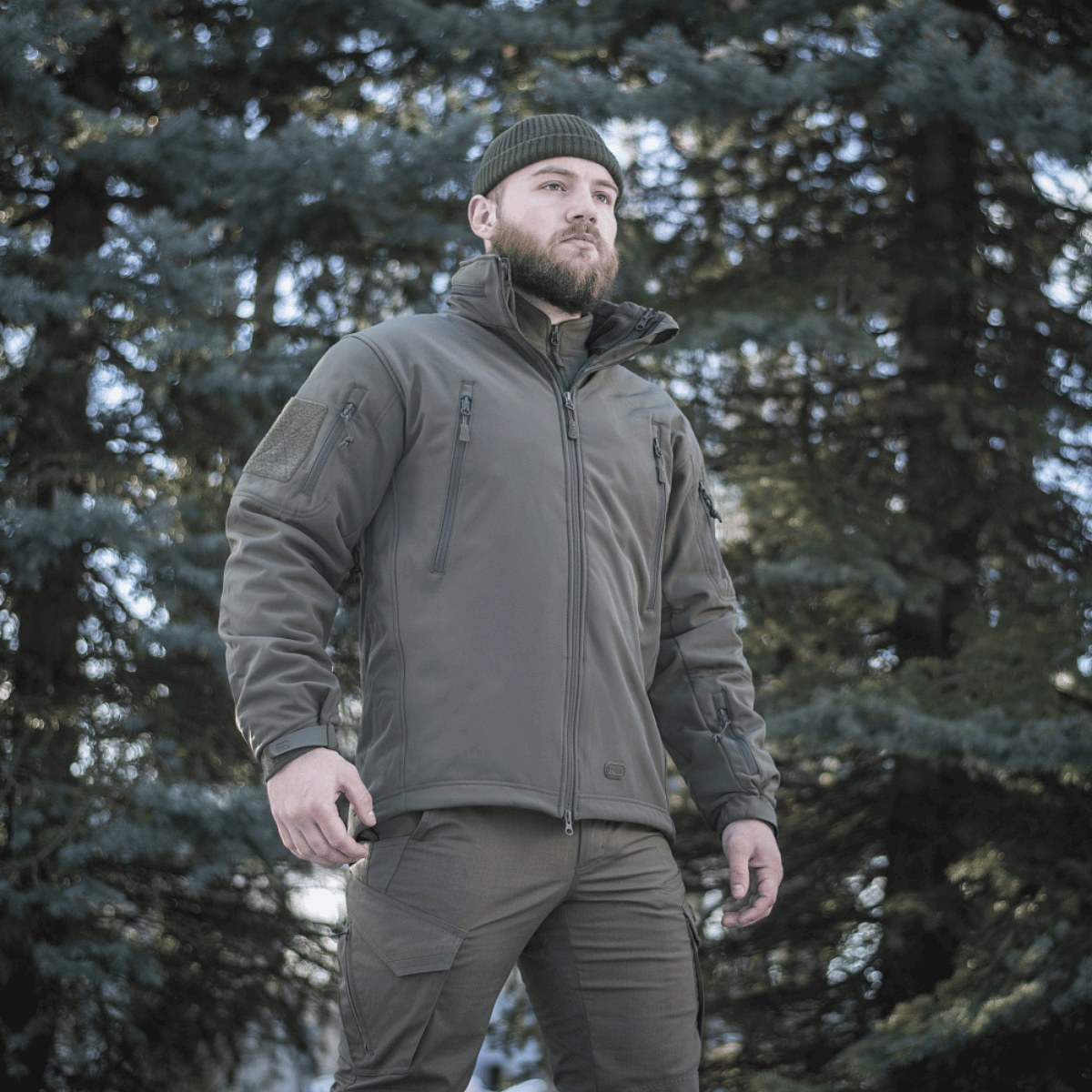 M-Tac Soft Shell Jakke med Liner miehille metsämaisemassa.